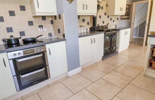 Shrewsbury House | SHIRE COTTAGE, pet friendly, with hot tub in Hanwood