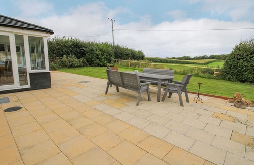 Shrewsbury House | SHIRE COTTAGE, pet friendly, with hot tub in Hanwood