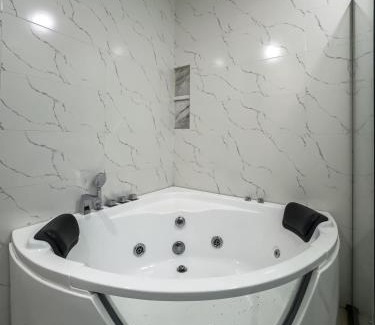 Tbilisi Apartment | Shirin And Cozy Apartment With Jacuzzi Balcony