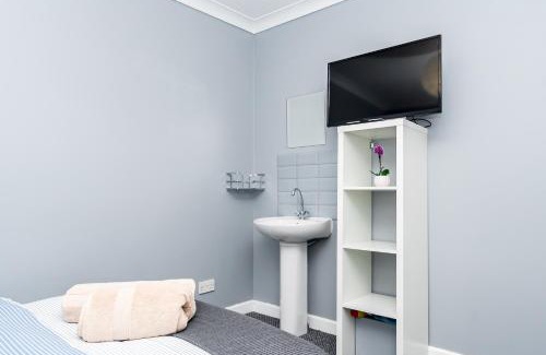 Southampton House | Shirley house 2, Self Catering Guest House, Self Check in, Smart locks, 10 min Walk to Southampton General, Aspire and Princess Anne Hospitals, Access to Fully Equipped Kitchen, Excellent Transport Links, Ideal for Longer Stays and Hospital Shifts