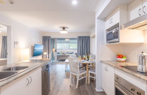 Nelson Bay Apartment | Shoal Bay Beach Apartments, 9 2 Shoal Bay Road, air conditioning, complex swimming pool and lift