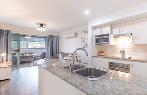 Nelson Bay Apartment | Shoal Bay Beach Apartments, 9 2 Shoal Bay Road, air conditioning, complex swimming pool and lift