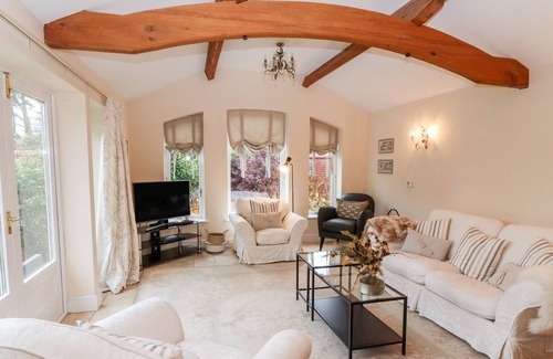 Cardeston Cottage | SHOOTHILL LODGE, pet friendly, with open fire in Ford, Shropshire
