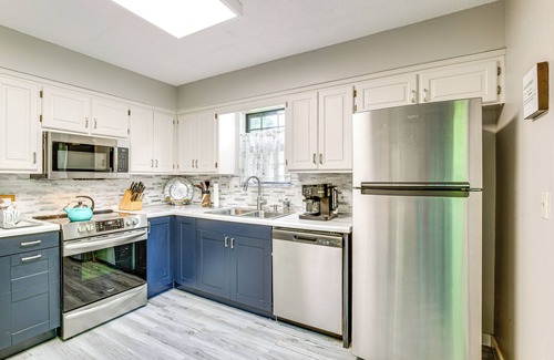 Overland Park House | Shop, Dine & Unwind: Walkable Overland Park Home