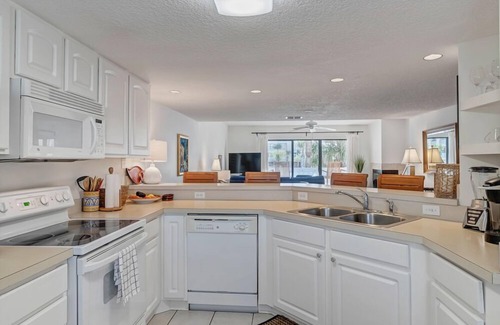 Jacksonville Beach Condo | Shore Line Views condo w/boardwalk & balcony
