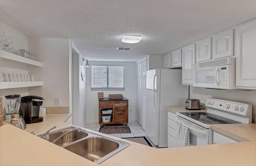 Jacksonville Beach Condo | Shore Line Views condo w/boardwalk & balcony