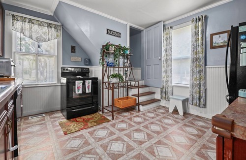 Birdsnest House | Shore Refections - historic charm just minutes from the beach!