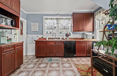 Birdsnest House | Shore Refections - historic charm just minutes from the beach!