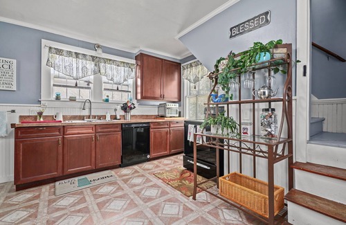 Birdsnest House | Shore Refections - historic charm just minutes from the beach!