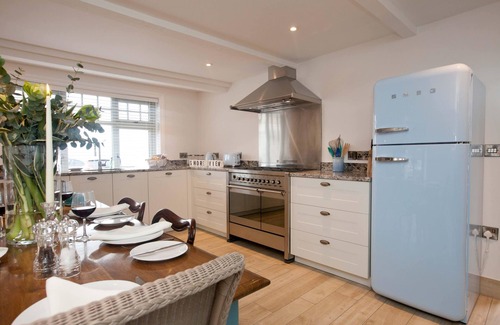 Sandsend Cottage | SHORE VIEW, family friendly, with a garden in Sandsend