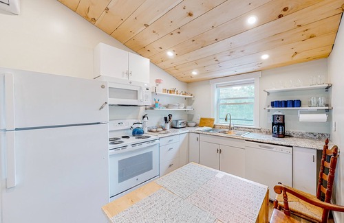 Kennebunk House | Shorebreeze Inn | Tri-Plex in Kennebunk, Family Fun, Pool, Outdoor games