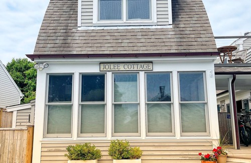 Jamestown Cottage | Shoreby Hill/Village - Jamestown Cottage, near Newport, RI and beaches