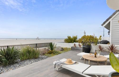 South Mission Beach House | Shoreline by AvantStay Spectacular Beachfront Home w Fire Pit Spa Pool Table