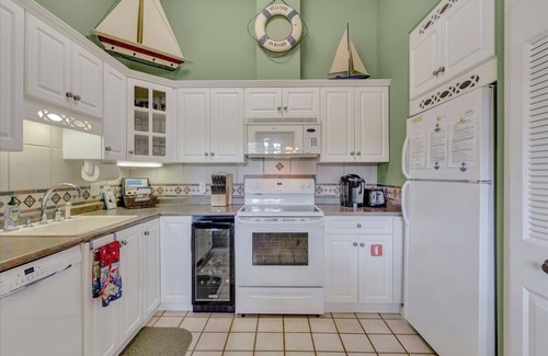 North Shore Condo | SHORELINE SERENITY-POOL, RENTABLE BOAT SLIP- NOW AVAILABLE TO BOOK FOR 2025!