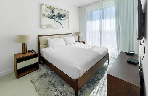 Doral Hotel | Short Distance From The Well Known Sites! Onsite Parking, Pool, Pets Allowed