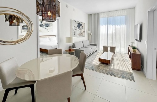 Doral Hotel | Short Distance From The Well Known Sites! Onsite Parking, Pool, Pets Allowed