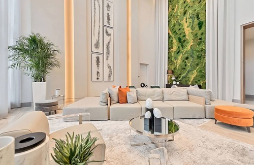 Doral Hotel | Short Distance From The Well Known Sites! Onsite Parking, Pool, Pets Allowed