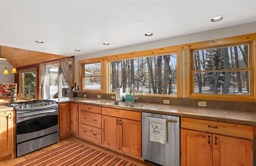 Red Lodge House | Short distance to downtown & Skiing-Chickadee Chalet