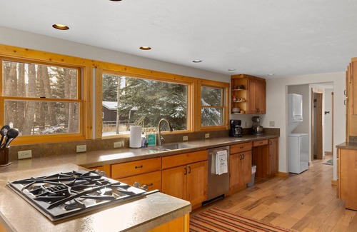 Red Lodge House | Short distance to downtown & Skiing-Chickadee Chalet