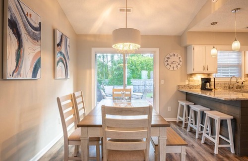 Silver Lake House | Short Drive to Downtown or the Beach! 907 Brewster Lane