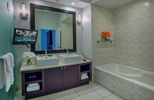 Ludlam Hotel | Short Drive to Miami Int'l Airport! Convenient Accommodation, Balcony + Kitchen