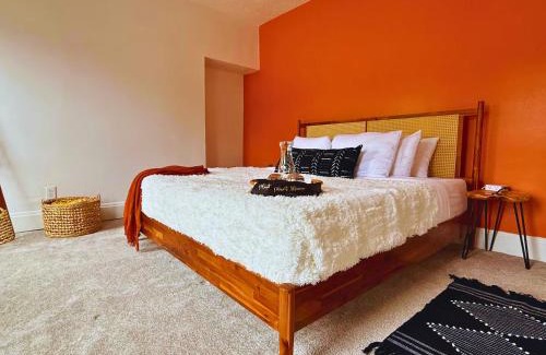 Victorian Village House | Short North Convention King Bed Free Parking!