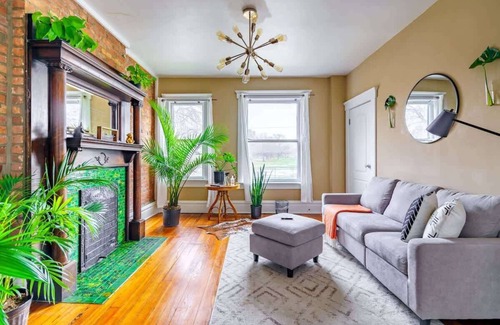 Victorian Village House | Short North - King Bed - Convention - Parking Free