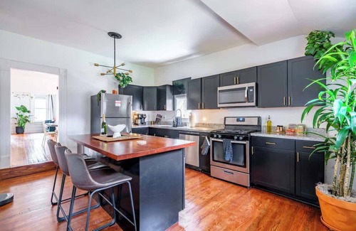 Italian Village House | Short North - King Bed - Parking Free - Convention