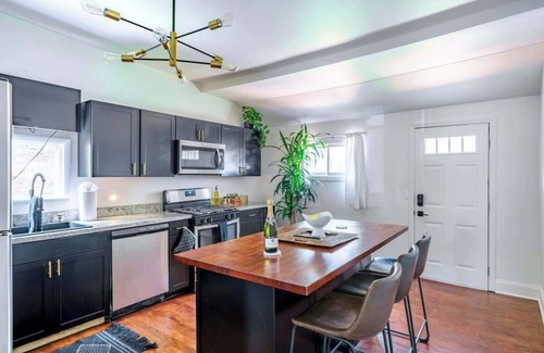 Italian Village House | Short North - King Bed - Parking Free - Convention