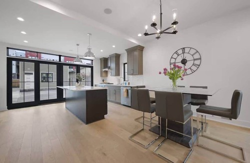 Italian Village House | Short North- King Bed - Convention - Free Parking