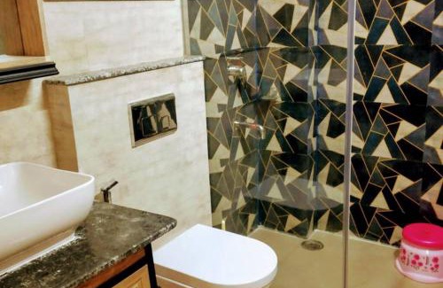 Saket Apartment | SHORT STAY 3BHK Serviced Apartment (LIFT+Kitchen+3 nights min stay) E Block Saket