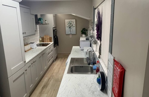 Queens Quarter House | Short Stay N.I brings you this stylish boutique 4 bedroom house ideal for families and gatherings