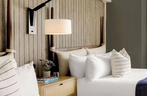 Goat Island Hotel | Short Stroll to Historic Downtown | Scenic Water View Room w/Balcony