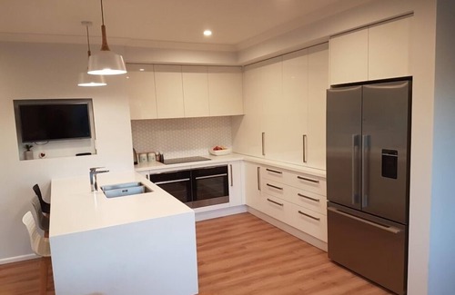 Havelock North House | Short walk to the village