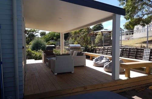 Havelock North House | Short walk to the village