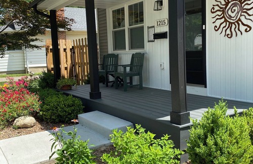 Ann Arbor House | Short Walk to the Big House, Modern Spacious 3 BR + Basement Suite, 3.5 baths