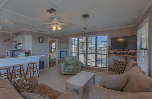 East End House | Short walk to beach with PRIVATE POOL!