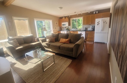 Blind Bay House | SHUSWAP STOP-Family Sized Lakeview Guest House w/Beach Access Golf & Fine Dining