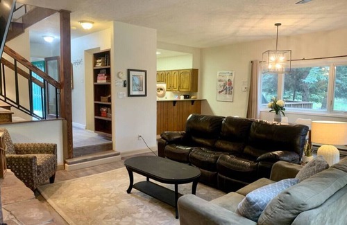 Angel Fire House | Shuttle to Resort, Remodeled 1930 sqft, Family Friendly, Large Outdoor Space