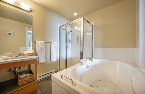 Booktown Hotel | Sidney Waterfront Inn & Suites