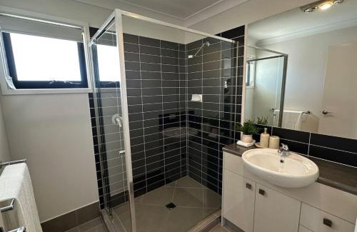 North Lakes House | Sienna Rise - Walk to Westfield sleeps 6 North Lakes