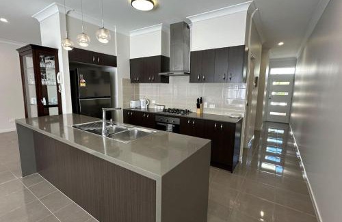 North Lakes House | Sienna Rise - Walk to Westfield sleeps 6 North Lakes