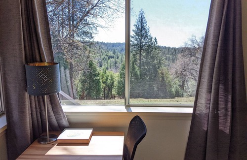 Glencoe House | Sierra Foothills Getaway - beautiful deck & views!