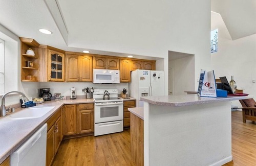 Tahoe Paradise House | Sierra Mountain Lodge 3 Bedroom Home by RedAwning