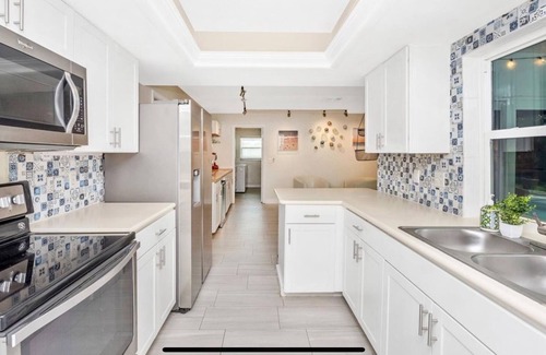 Gulf Gate Woods House | Siesta Key 4-bedroom house heated pool& hot tub- few miles from Siesta Key