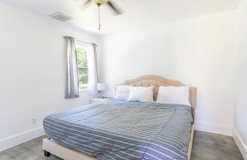 Bay Isle House | Siesta Key bungalow walking distance to beach ! name: Siesta Side (A)