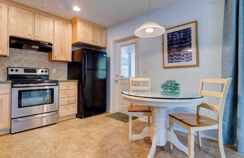 Siesta Key Cottage | Siesta Key Sanctuary -Pool-Kayaks-TikiHut-King bed