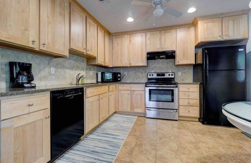 Siesta Key Cottage | Siesta Key Sanctuary -Pool-Kayaks-TikiHut-King bed