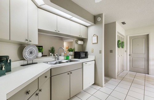 Fruitville House | Siesta Key Serenity: Home with Heated Pool, Pond View Oasis in Heart of Sarasota