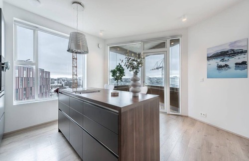 Hliðar Apartment | SIF Apartments - 2BR Suite with 2 bathrooms 07